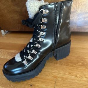 Aqua Sherpa boots 6.5 brand new!